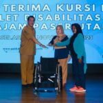 Dispora Kaltim-Serahkan Kursi Roda atlet
