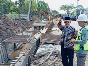 Bupati Ardiansyah meninjau pekerjaan drainase perkotaan di Sangatta Utara.