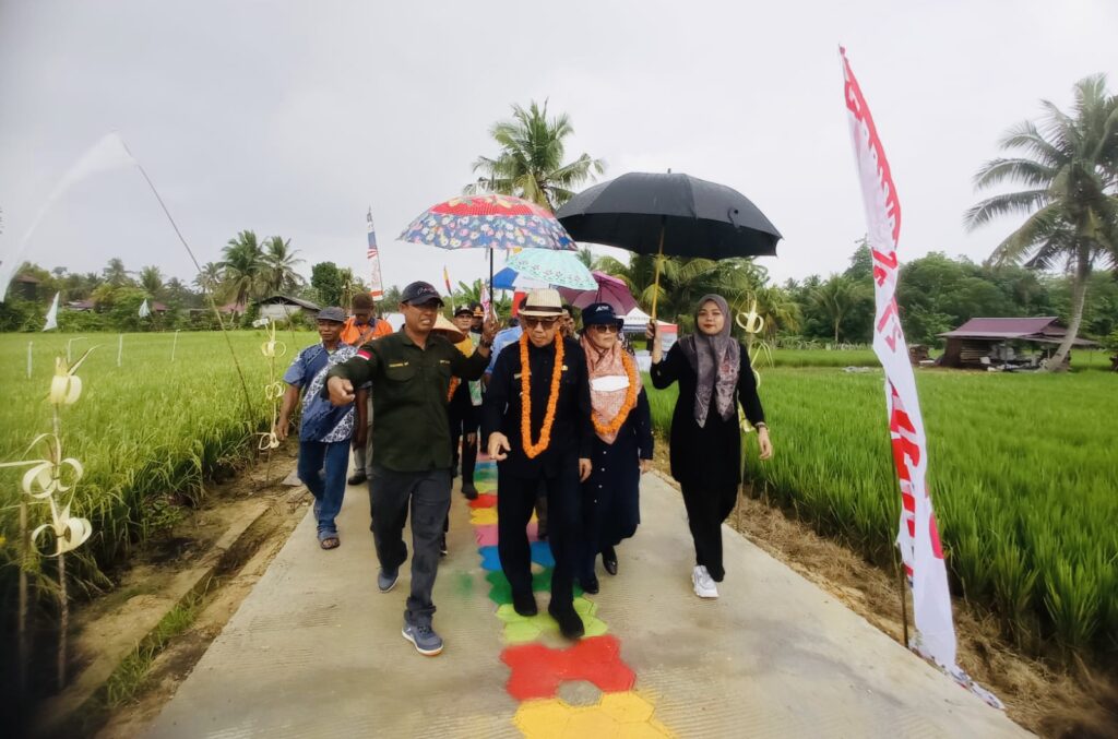 Bupati Kutim Ardiansyah Sulaiman saat meresmikan Agrowisata Sawah Bhuanasari Kaubun
