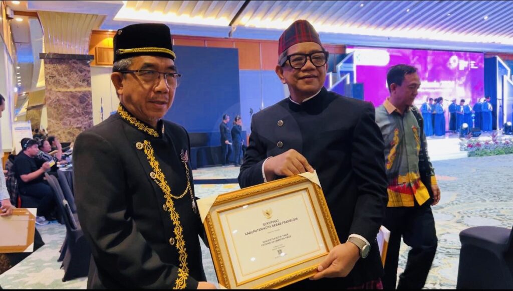 Bupati Kutim Ardiansyah Sulaiman didampingi Kepala Dinkes dr Bahrani Hasanal dalam momen menerima penghargaan sertifikat frambusia Kemenkes RI.