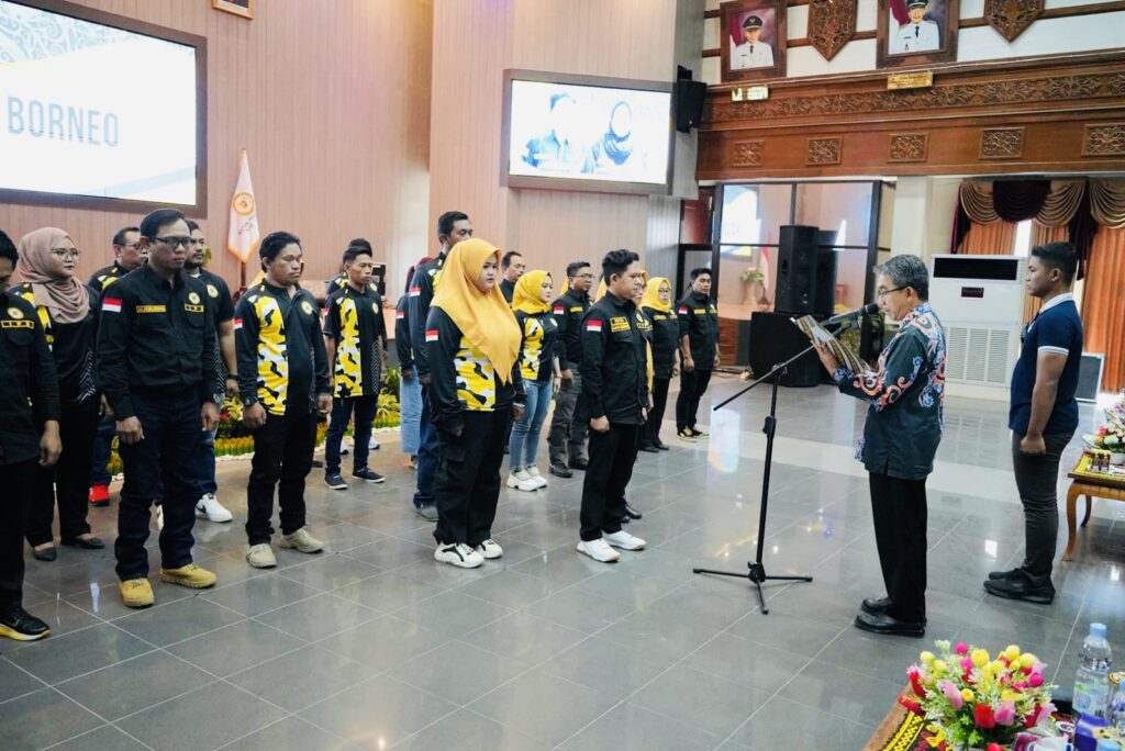 Bupati Ardiansyah Sulaiman saat mengukuhkan Pengurus Ikatan Pemuda Borneo (IPB) Kabupaten Kutai Timur (Kutim) masa bhakti 2024-2029.