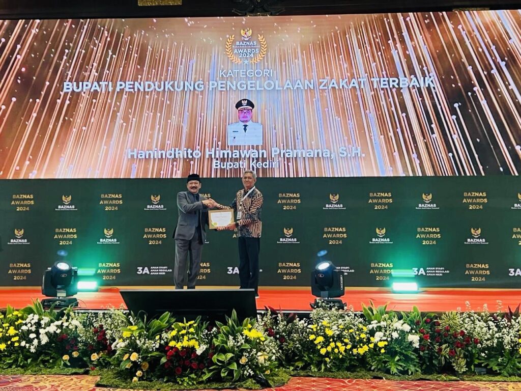 Seskab Kutim Rizali Hadi mewakili Bupati Kutim Ardiansyah Sulaiman saat menghadiri dan menerima penghargaan Baznas Awards 2024 di Jakarta.