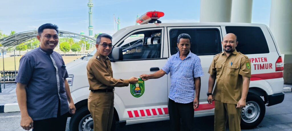 Bupati Kutim H Ardiansyah Sulaiman saat menyerahkan bantuan ambulans untuk Yayasan Bina Insan Muara Wahau