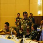 Pj Gubernur Akmal Malik saat berbincang santai dengan Bupati Kutim Ardiansyah Sulaiman dalam agenda RUPS Bankaltimtara 2024.