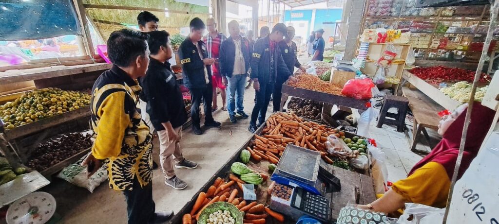 Disperindag Kutim dan Polres Kutim melakukan inspeksi mendadak (sidak) harga kebutuhan pokok di Pasar Induk Sangatta.