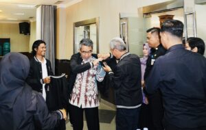 Bupati Kutim Ardianyah Sulaiman mengenakan jaket dari PEI bersama Wabup Kutim Kasmidi Bulang dan jajaran kepengurusan PWI Kutim periode 2023-2026.