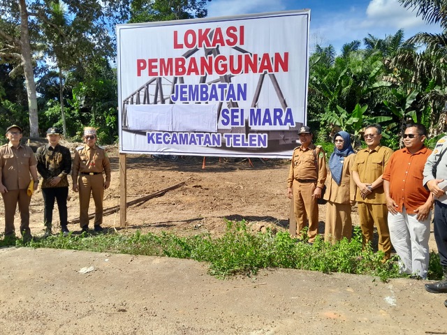 Bupati Ardiansyah meninjau lokasi pembangunan jembatan di Sei Mara, Kecamatan Telen.