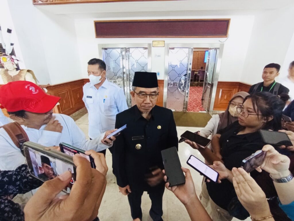 Bupati Kutim Ardiansyah Sulaiman saat memberikan informasi pada awak media tentang intensif hari raya (IHR) bagi TK2D usai Rapur dengan DPRD.