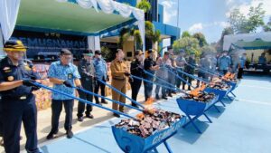 Pemusnahan BB oleh KPPBC-TMP C Sangatta ini lebih dari 1,1 juta batang rokok atau sekitar 100 ribu bungkus rokok dan 221 botol atau 100 liter Miras.