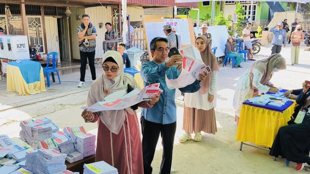 Bupati Ardiansyah dan istri salurkan hak suara di TPS 143