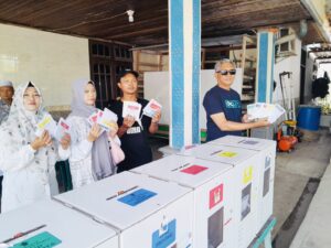 Seskab Kutim coblos di TPS 053