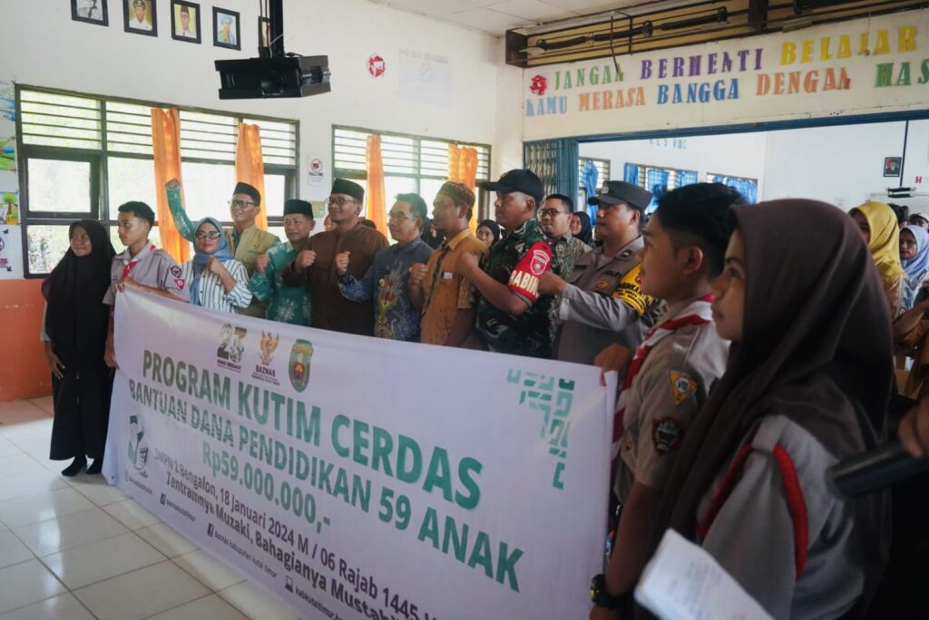 Bupati Kutim Ardiansyah Sulaiman bersama Baznas dalam momen penyerahan dana pendidikan untuk SMPN 2 Bengalon