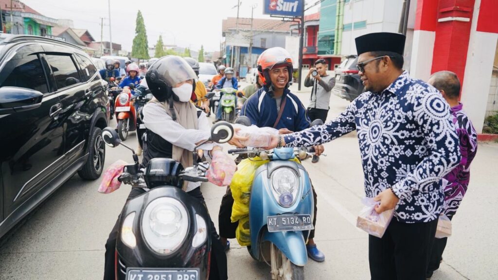 Wabup Kasmidi bersam pengurus HIKMA Kutim membagikan 1.200 takjil ke pengguna jalan.