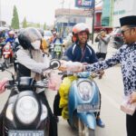 Wabup Kasmidi bersam pengurus HIKMA Kutim membagikan 1.200 takjil ke pengguna jalan.