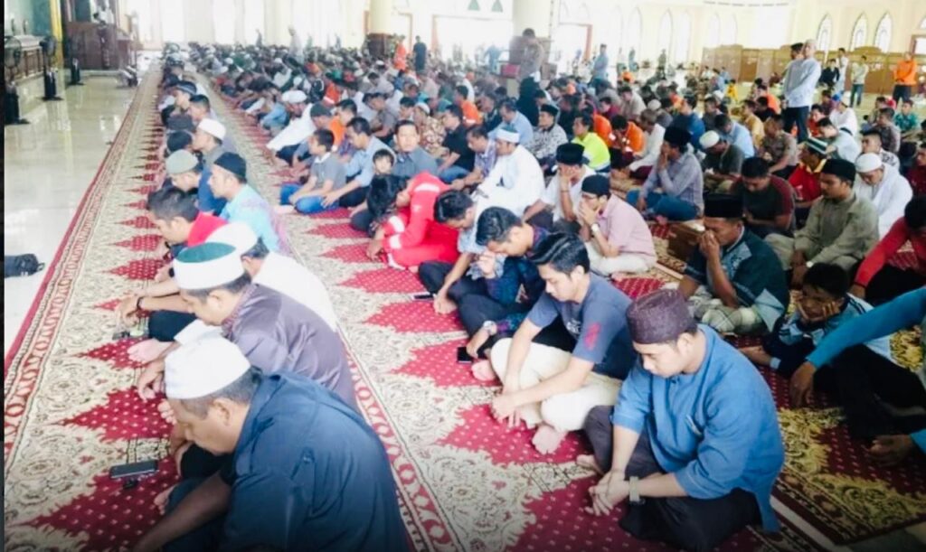 Suasana salat Jumat saat Ramadan di Masjid Agung Al Faruq, Islamic Center