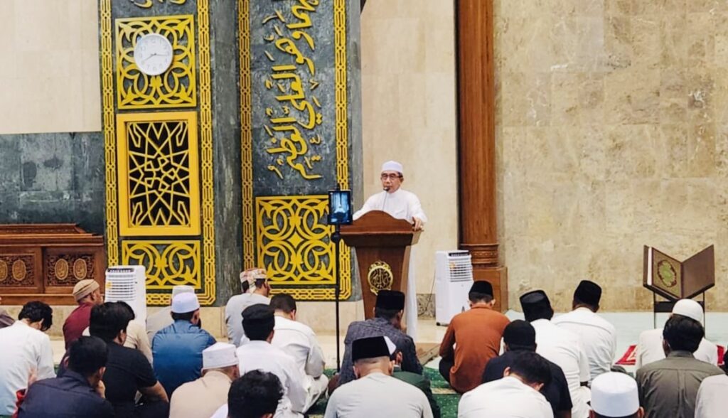 Bupati Kutim Ardiansyah memberikan tausiyah kultum pada ribuan jamaah salat tarawih perdana di Masjid Islamic Center.