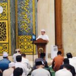 Bupati Kutim Ardiansyah memberikan tausiyah kultum pada ribuan jamaah salat tarawih perdana di Masjid Islamic Center.
