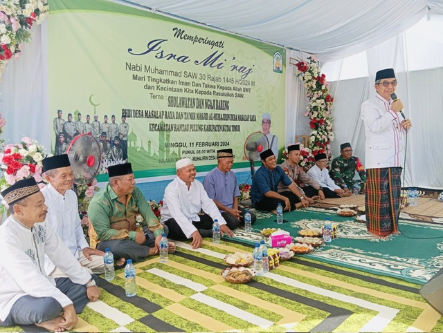Bupati Kutim Ardiansyah tausyiah di peringatan Isra Mikraj Nabi Muhammad SAW di halaman Masjid Al Muhahirin, Desa Masalap Raya, Kecamatan Rantau Pulung