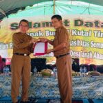 bantuan ambulans oleh Bupati Kutim Ardiansyah Sulaiman pada Bupati Long Mesangat Rapicin