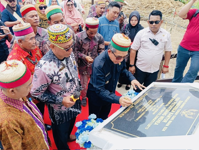 Bupati Kutim Ardiansyah Suliman meresmikan bangunan KSU Petsotsang Wehea Desa Jak Luay dengan penandatanganan prasasti. (Wahyu)