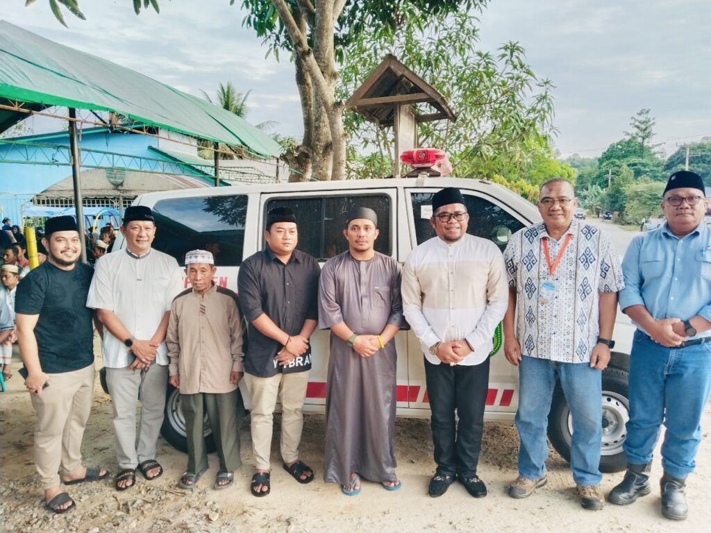Wabup Kasmidi Bulang saat menghadiri silahturahmi dan Safari Ramadan 1445 H di Desa Kandolo dirangkai hibah 1 Ambulans bersama PT Indominco Mandiri (IMM) serta PAMA.