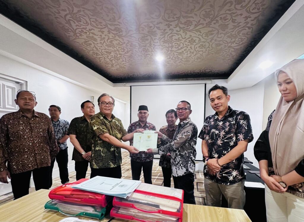 Pemerintah Kabupaten Kutai Timur (Pemkab Kutim) menerima Dokumen Barang Milik Daerah berupa tanah dari Pemerintah Daerah Kabupaten Kutai Kartanegara (Pemkab Kukar)