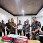 Pemerintah Kabupaten Kutai Timur (Pemkab Kutim) menerima Dokumen Barang Milik Daerah berupa tanah dari Pemerintah Daerah Kabupaten Kutai Kartanegara (Pemkab Kukar)