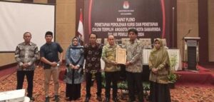 KPU Kota Samarinda saat melaksanakan rapat pleno penetapan anggota DPRD kota Samarinda yang terpilih dipimpin oleh Firman Hidayat.