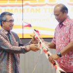 Malam ramah tamah Pemkab Kutim menyambut kunker Kapolda Kaltim di Ruang Meranti, Kantor Bupati Kutim yang berlangsung hangat penuh keakraban ditandai dengan tukar cindera mata.