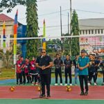 Wabup Kutim Kasmidi Bulang saat membuka pertandingan Turnamen Bola Voli Camat Sangkulirang Cup (CSC) II.