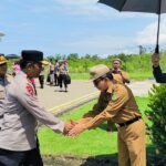 Bupati Kutim H Ardiansyah Sulaiman, Wabup Kasmidi Bulang dan unsur Forkopimda saat menyambut kedatangan Kapolda Kaltim di Bandara Tanjung Barat, Sangatta.