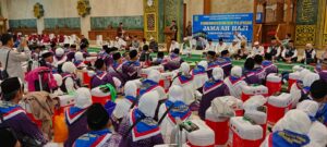 Bupati Kutim Ardiansyah Sulaiman saat memberikan sambutan sekaligus melepas keberangkatan 205 Calhaj Kutim di Masjid Agung Al Faruq Sangatta.