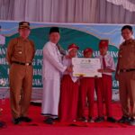 Bupati Kutim Ardiansyah saat melakukan kunjungan kerja di Kecamatan Long Mesangat dirangkai dengan penyerahan bantuan Baznas pada anak yatim piatu dan guru.