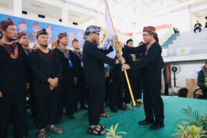 Bupati Kutim Ardiansyah Sulaiman membuka Musda Ke-V Paguyuban Kerukunan Keluarga Pinrang (KKP) Kutim 2024 di Sangatta dengan penyerahan bendera petaka.