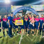 Kadispora Kutim Basuki Isnawan saat penyerahan hadiah lomba turnamen Mini Soccer Polres Kutim.