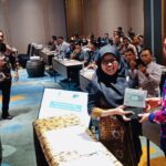 Bupati Ardiansyah saksikan penandatanganan berita acara serah terima alat ukur GPS dan kompas oleh Trisno kepada Camat Sangatta Utara, Hasdiah.