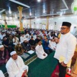 Bacakan Sambutan Bupati, Wabup Kasmidi Salat Id di Masjid At Taubah Kutim