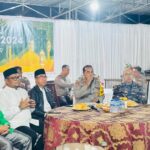 Bupati Ardiansyah dan Wabub Kasmidi Bulang beserta jajaran Forkopimda Kutim meninjau arus mudik malam takbiran lewat layar cctv di pos terpadu. (Wahyu)