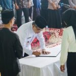 Bupati Kutim Ardiansyah Sulaiman saat melantik Anggota BPD PAW Desa Muara Bengkal Ilir dan Mulupun