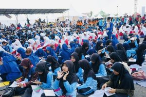HUT Kutim Ke-25 Masuk Rekor MURI, Melukis Batik Wakaroros Terbanyak dengan 1.500 Pelajar