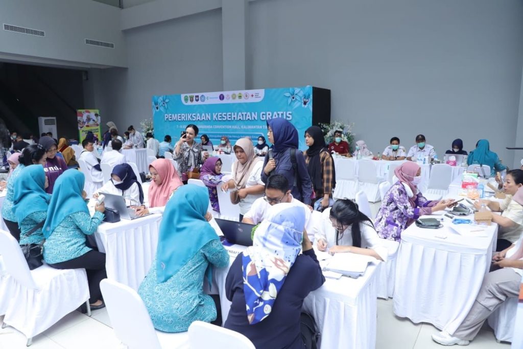 Peringatan HKG dan Rakernas PKK 2025 Dimeriahkan Pemeriksaan Kesehatan dan Pemberian Kacamata Gratis untuk Warga Kaltim