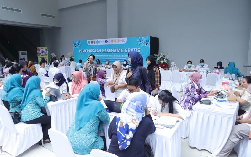 Peringatan HKG dan Rakernas PKK 2025 Dimeriahkan Pemeriksaan Kesehatan dan Pemberian Kacamata Gratis untuk Warga Kaltim