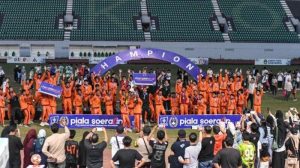 Dispora Serahkan Piala Soeratin U-13 dan U-15 Putaran Samarinda pada Borneo FC