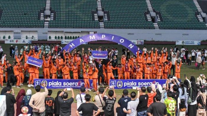 Dispora Serahkan Piala Soeratin U-13 dan U-15 Putaran Samarinda pada Borneo FC