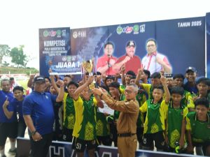 Dispora Kaltim Serahkan Piala Soeratin U-15 Zona Kukar, SSB GMK Kukar Juaranya