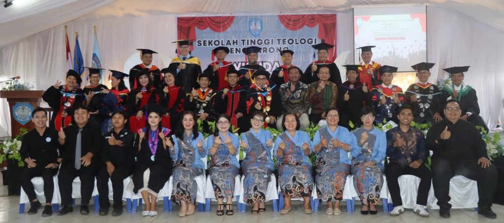 Dorong Penguatan Pendidikan Teologi dan Pembangunan Tempat Ibadah, Wakil Ketua DPRD Kaltim Ekti Imanuel Hadiri Wisuda STT Tenggarong