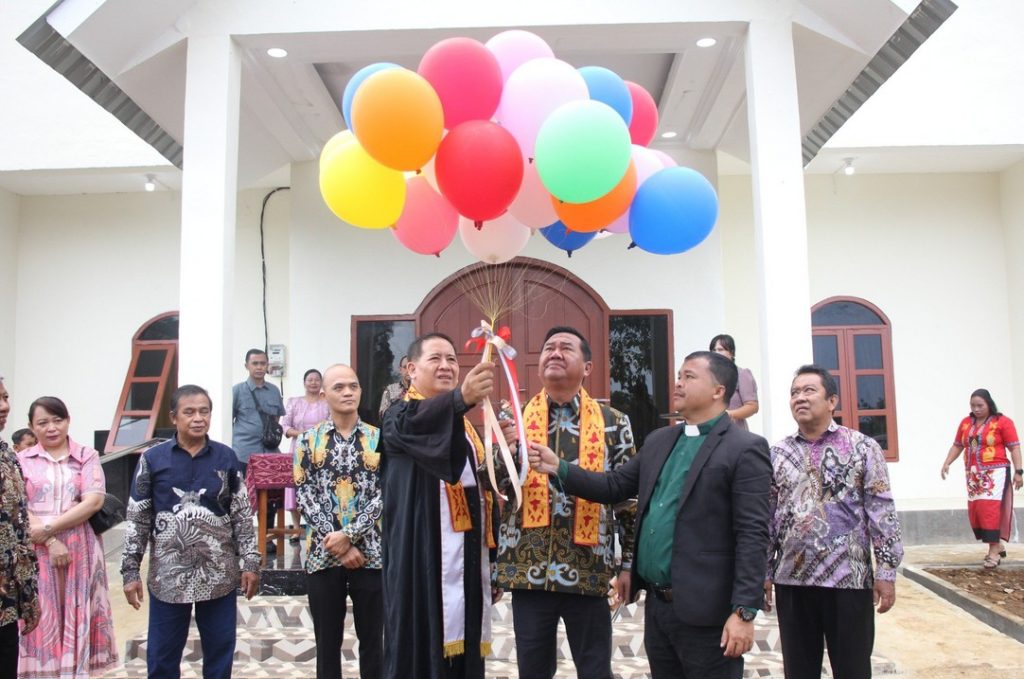 Wakil Ketua DPRD Kaltim Ekti Imanuel Resmikan dan Tahbiskan Gedung GKIl Maranatha Linggang Bigung Kubar