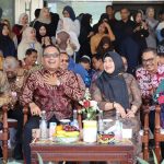 Teguhkan Diplomasi Budaya dan Merawat Identitas Daerah, Wakil Ketua DPRD Kaltim Ekti Imanuel Hadiri Kirab Budaya EBIFF-2025