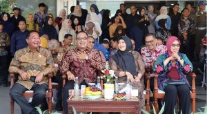 Teguhkan Diplomasi Budaya dan Merawat Identitas Daerah, Wakil Ketua DPRD Kaltim Ekti Imanuel Hadiri Kirab Budaya EBIFF-2025