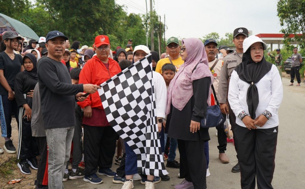 Anggota DPRD Kaltim Baharuddin Demmu Turun Ke Desa, Lepas Warga Jalan Santai Desa Sebuntal